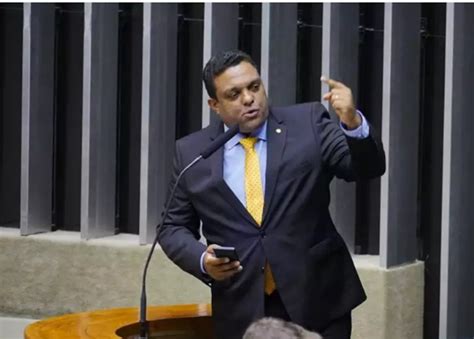 Segundo o blogueiro, eram esses manifestantes que se referiram ao ministro como cabeça de ovo. Bolsonaro troca vice-líder que xingou Moraes de "cabeça de ...