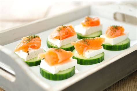 Gezonde Snack Toastjes Van Komkommer Brie En Zalm Voedzaam Snel