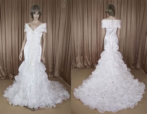 Dai un'occhiata alla nostra straordinaria selezione di abiti da sposa alla moda. Abiti Sposa 1980 / Abito da Sposa Organza Bianca Rouches Busto Ricami 1980 ...