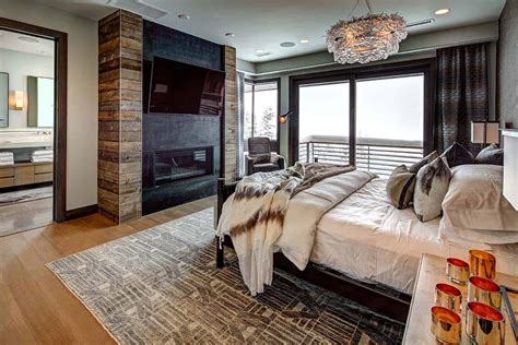The term contemporary in home décor means things that are trending or more current. Mountain modern home in Park City lets you ski to your door