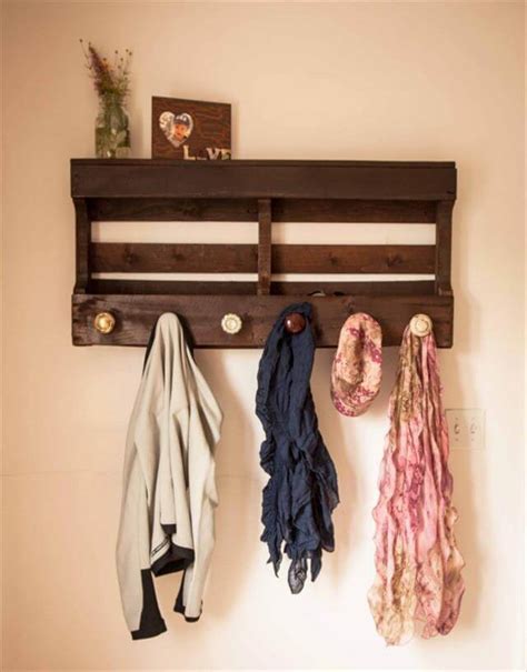 Our front foyer is part of our home that i want looking extra special. 10 Reclaimed Wood Pallet Coat Rack | 99 Pallets