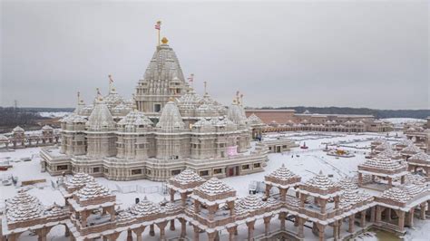 BAPS Swaminarayan Temple बरफबर क सफद चदर न नयजरस क मशहर