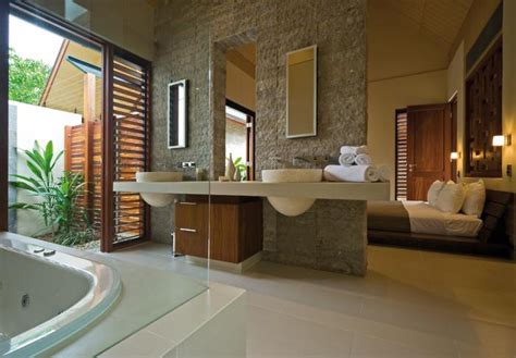 Fully adjoined bedrooms and baths look immensely luxurious. 25 Sensuous Open Bathroom Concept For Master Bedrooms