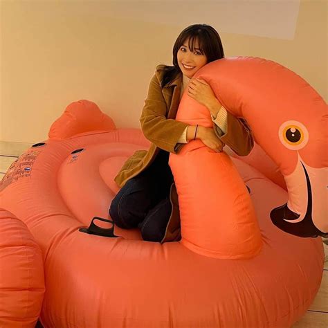 山崎真実さんのインスタグラム写真 山崎真実instagram 「あまつまりなさんの写真展「楚楚」で写真と一緒にギャラリーに展示されていたフラミンゴちゃん。 海行きたくなっちゃうよね。 今