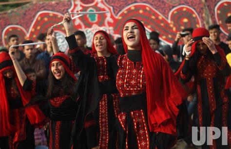 Photo Palestinians Celebrating Palestinian Culture Gaz2019042502