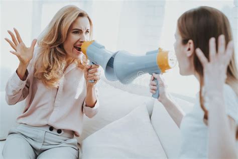 Pelea Entre La Madre Y La Hija En El Sitio Blanco Foto De Archivo