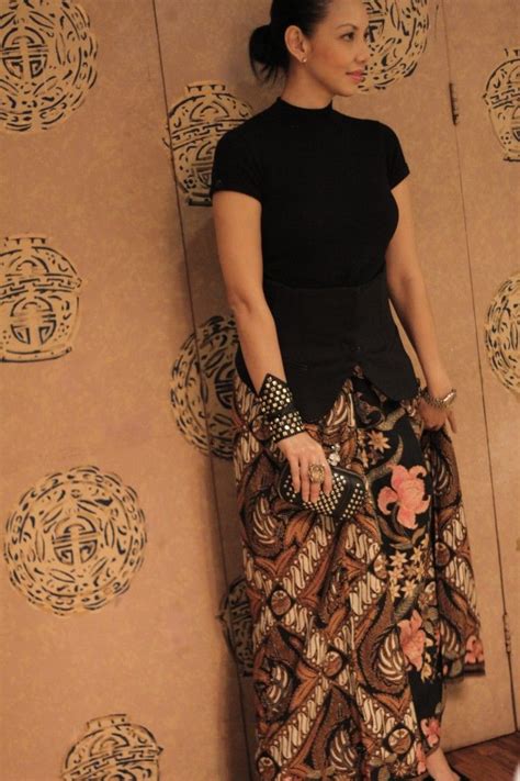 Bagi anda yang sedang mencari inspirasi model baju kurung muslim modern terutama model baju kurung melayu atau dengan nuasa batik,brokat, berikut 29 model. Baju Kurung Batik Viral - BAJUKU