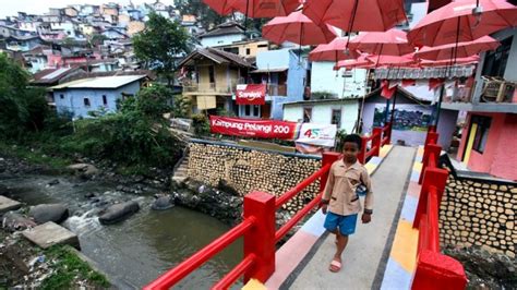 Selain itu, tujuan kuliner bandung semakin menambah semarak daftar destinasi. Foto-foto Wisata Kampung Pelangi Kota Bandung yang ...