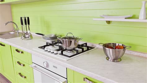 Los colores para cocinas también son susceptibles a las tendencias, y por lo tanto hay colores muebles en color naranja, combinados con un frigorífico gris arriba y cocina de pared naranja y. Decorar una cocina en color verde - Hogarmania