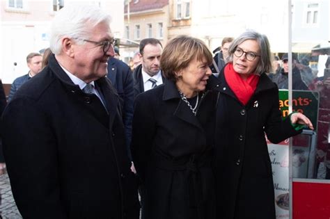 Sie stammt aus einer handwerkerfamilie im siegerland, nach einer glücklichen. Steinmeier trifft angefeindete Bürgermeisterin von Pulsnitz