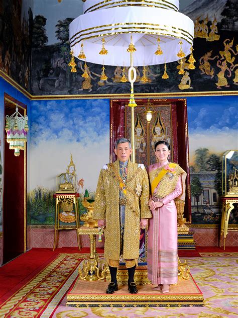 ร.10 ราชินี พร้อมด้วยเจ้าคุณพระสินีนาฏ พิลาสกัลยาณี ทรงเปิดอาคารที่ทำการศาล จังหวัดสุโขทัย พระบาทสมเด็จพระเจ้าอยู่หัว และพระราชินี พระราชทานพระบรม ...