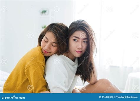 schönes junges asiatisches lesbisches glückliches paar der frauen lgbt das auf dem bett