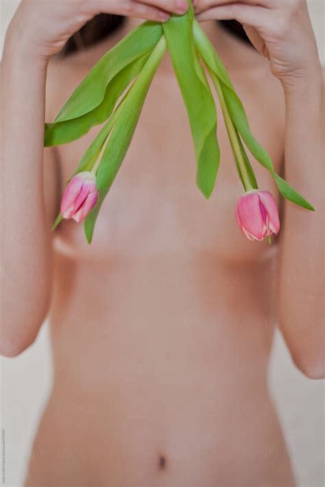 Delicate Nude Girl Holding Tulips Over Her Breasts Del Colaborador De