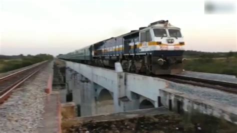 Kereta api ekpress vande bharat, yang dianggap sebagai kereta api paling laju di india dan dibina di bawah program 'make in india' kerajaan pimpinan modi, membuat perjalanan pertama semalam dari new delhi ke bandar raya varanasi. KERETA API DI INDIA - YouTube