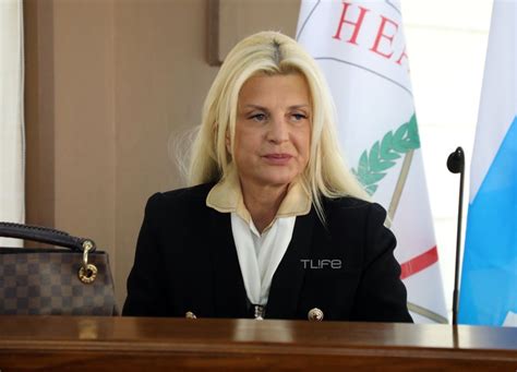 Είναι νυμφευμένος με την καθηγήτρια φιλολογίας, μαρίνα σταυράκη, η οποία εργάζεται στην μέση εκπαίδευση και έχουν έναν γιο, τον. Μαρίνα Πατούλη: Η πρώτη δημόσια εμφάνιση, μετά τη μεγάλη ...