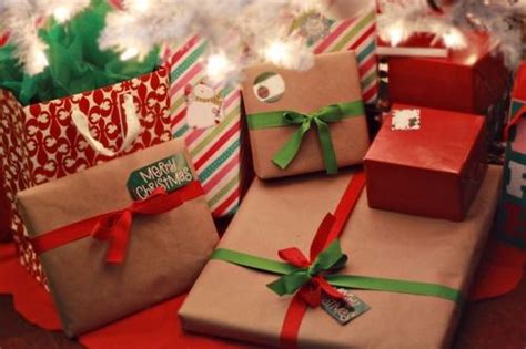Nuestros juegos de navidad ofrecen entretenimiento y son ideales para la práctica de habilidades como la lógica, resolución de problemas, memoria visual y coordinación visomotora. Christmas Packages Under The Tree Pictures, Photos, and ...