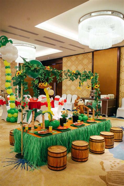 Safari themed birthday party decorations. Madagascar kids table decoration ideas | Jungle theme ...