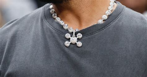 Drake Flaunts A 19m Necklace From Frank Oceans Homer Brand