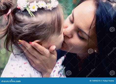Mutter K Ssen Ihre Tochter Stockbild Bild Von Mutterschaft