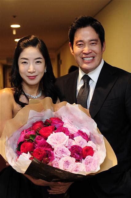 정용진 부회장은 1995년 결혼한 배우 고현정 씨와의 사이에 1남 1녀를 두었습니다. 스퀘어 - 정용진이 최초로 공개했던 한지희씨와의 투샷