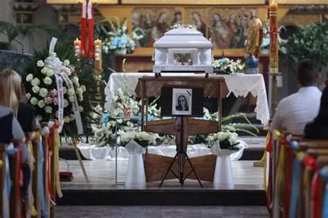 Pogrzeb 16 letniej Oliwii zamordowanej w Tomisławicach przez nożownika