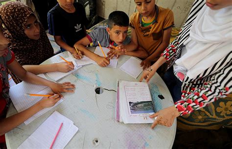 Gaza Girl 13 Teaches Neighbourhood Children During School Closure