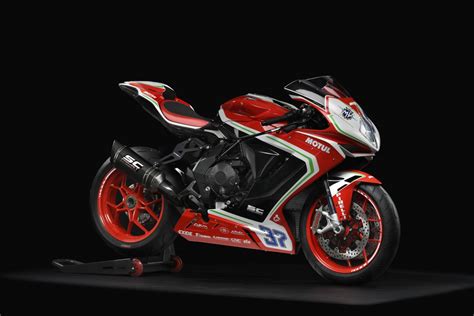 Il reparto corse di mv agusta, a tre settimane dalla partenza del mondiale supersport, ha presentato la nuova livrea 2020 presso la rimangono gli inconfondibili colori del brand varesino, il grigio e il rosso a contrasto, a rendere elegante, anche in versione pistaiola, la raffinatissima mv agusta f3 675. MV Agusta F3 675 RC / F3 800 RC 2019