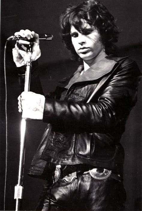 Jim Morrison 革ジャンの下のゴージャスなシャツとごついベルトが気になるジムモリソン Pop Rock Père Lachaise