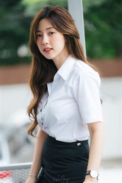 ปักพินโดย Yen Siang Huang ใน Thai University Uniform ผู้หญิง สาว ๆ นางแบบ