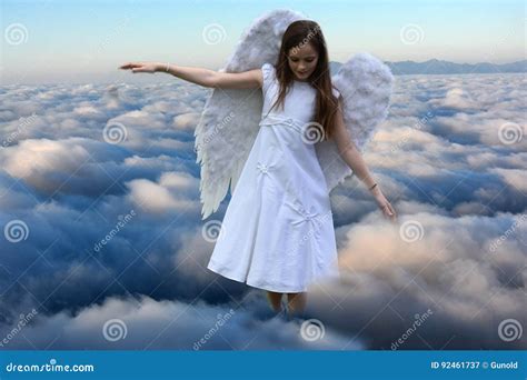Angel Girl Stock Afbeelding Image Of Bewolkt Vrolijk 92461737