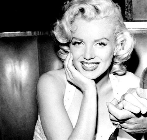 Marilyn S Curls Refined Retro Beauty Hair And Makeup Tutorials Marilyn Marilyn Monroe Monroe