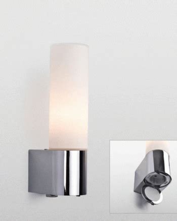 En lampe som lyser oppover og nedover montert på vegg, lyser opp sålenge du ikke skal montere de opp ute eller på badet? Baderomsbelysning Med Stikkontakt | Lys over speil ...