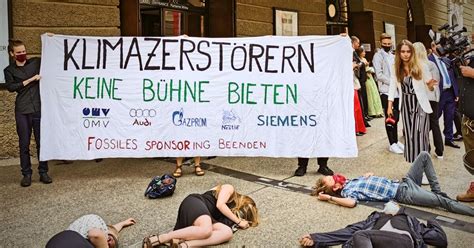 fridays for future aktivisten protestieren gegen festspiel sponsoren salzburg24