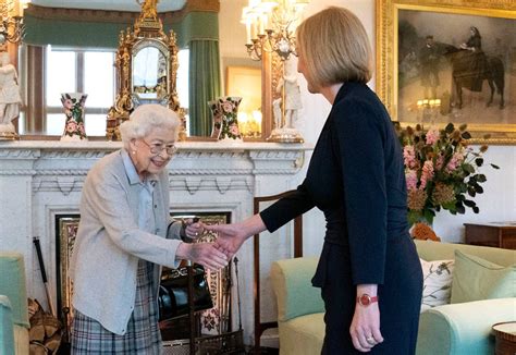 Inside Queen Elizabeths Final Days At Balmoral