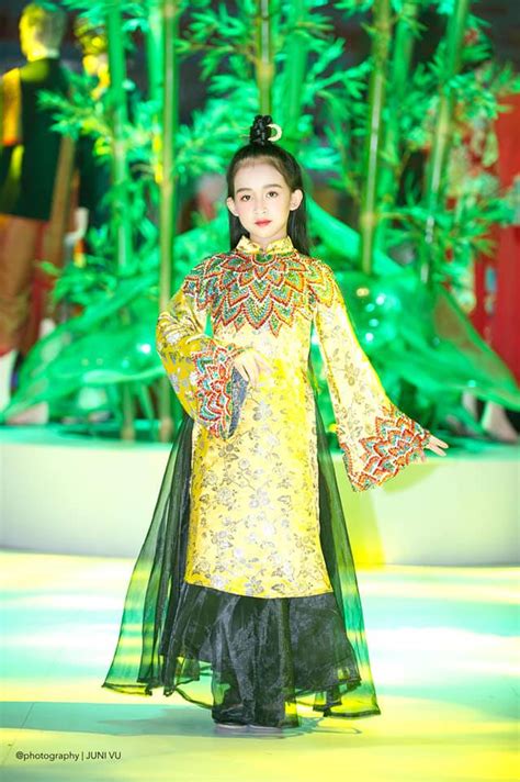 Từ năm 17 tuổi, gil lê đã bắt đầu gia nhập công ty wepro chính thức tham gia showbiz với vai trò mc. Mẫu nhí Ngọc Khánh ghi tên trong Top 60 cuộc thi Siêu sao ...