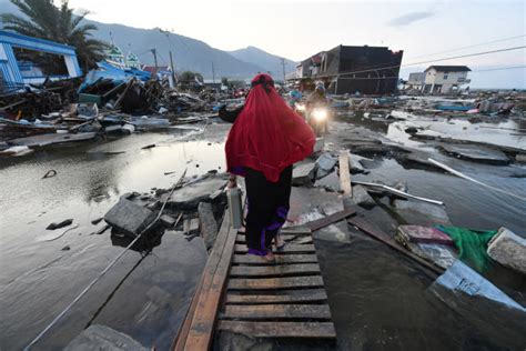 Earthquake And Tsunami Kill Over 2000 In Sulawesi Indonesia