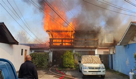 Dos días después de que se declarara controlado el incendio de cuesta del ternero, un nuevo foco forestal acaba de registrarse en la zona de estancia mallín cume, en las cercanías de el bolsón. Incendio afecta a casa en comuna de La Reina | Tele 13
