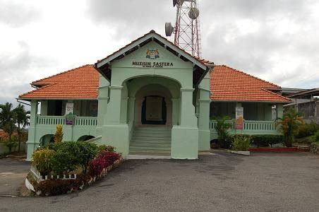 Museum teknologi melayu terletak di jalan simpang 482, pinggir sungai brunei, daerah kota batu, sekitar 6 km dari pusat bandar. Kenali Melaka: MUZIUM
