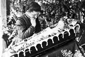 Child In A Coffin With A Grieving Mother Abc News