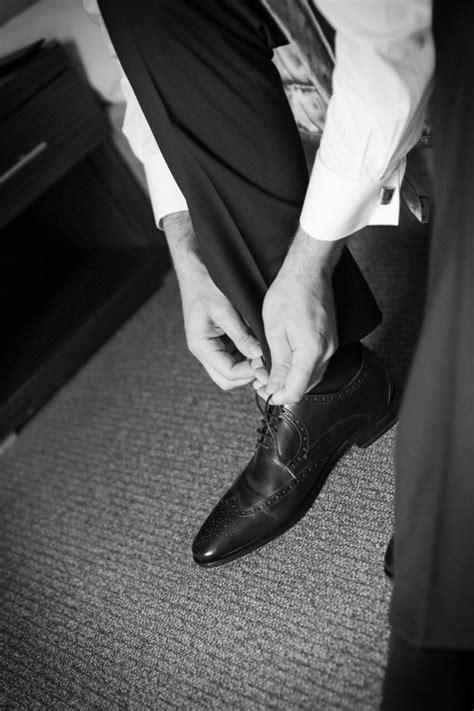 รูปภาพฟรี สง่างาม คน สีดำและสีขาว รองเท้า เชือกรองเท้า ขา ถุงเท้า เครื่องแต่งกาย กางเกง