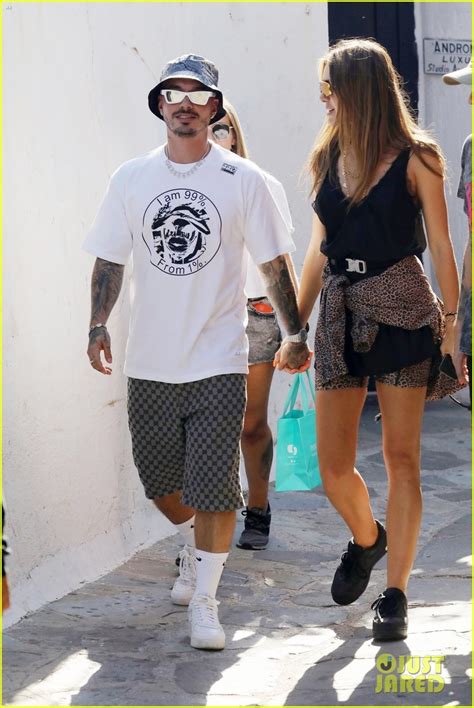 Este miércoles se dio a conocer la noticia que señala que el cantante colombiano j balvin y su novia, la modelo argentina valentina ferrer, van a ser papás por primera vez. J Balvin Holds Hands With Model Valentina Ferrer in ...