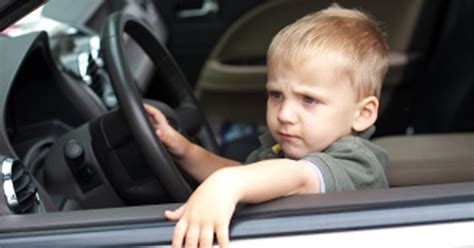 Un garçon de ans apprend à conduire sur YouTube et prend la voiture de son père pour aller s
