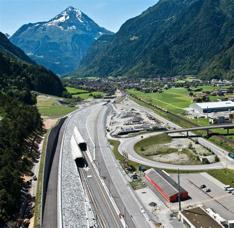 Es ist die erste flachbahn durch die alpen. Gotthard-Basistunnel zwischen Erstfeld und Bodio eröffnet ...