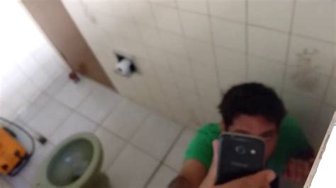 Peguei meu irmão no flagra dentro do banheiro YouTube
