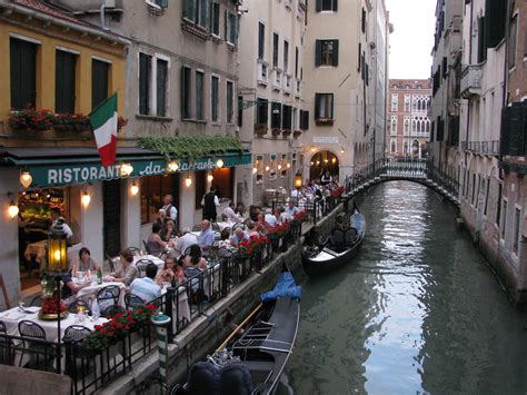 Make the mistake of picking the wrong restaurant…and…you might as well be eating at the macaroni grill. Scenes from an Italian Restaurant - Venice - Italy | Flickr