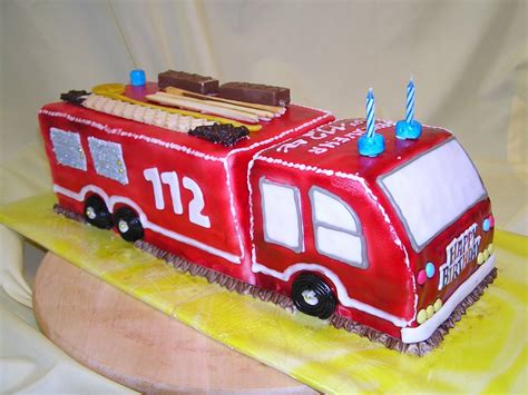 Diese kuchen sind beim kindergeburtstag der hit. Feuerwehrauto Kuchen Das Beste Von Feuerwehr Autotorte Ob ...