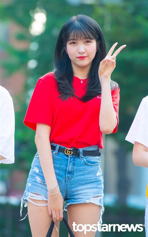 여자친구라는 이름은 남자들에게는 사랑스러운 여자친구, 여자들에게는 모든 걸 터놓을 수 있는 친한 여자친구가 되고 싶다는 중의적 의미를 담고 있다. HD포토 여자친구(GFRIEND) 소원, '강렬한 레드' (뮤직뱅크 ...