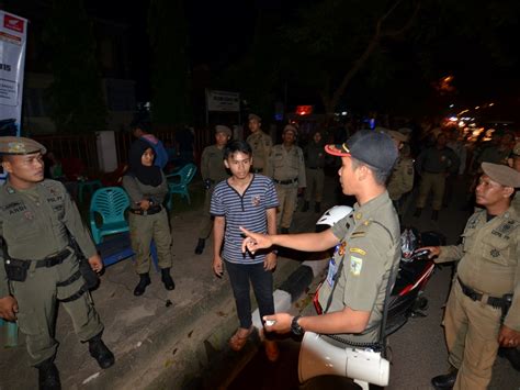 Untuk merayakan ulang tahunnya satpol pp kota serang mengadakan syukuran dengan acara makan bersama. Loeongan Satpol Pp Kota Cirebon : Satpol pp kota ...