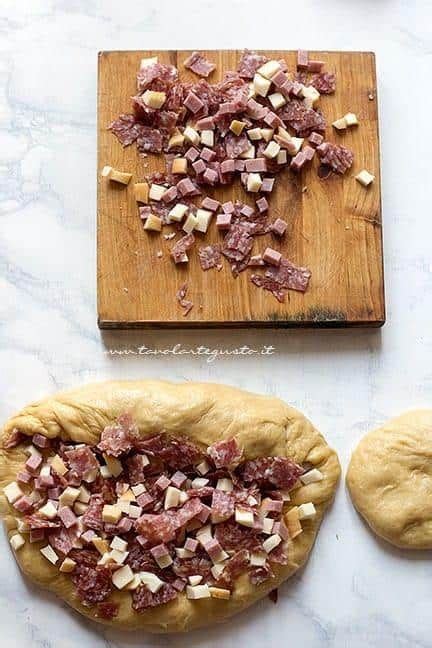 Il babà rustico con salsiccia e friarielli è una soffice ciambella salata con un ripieno ricco e saporito, ideale per un picnic o per un aperitivo. Babà salato: la Ricetta originale del Babà rustico ...