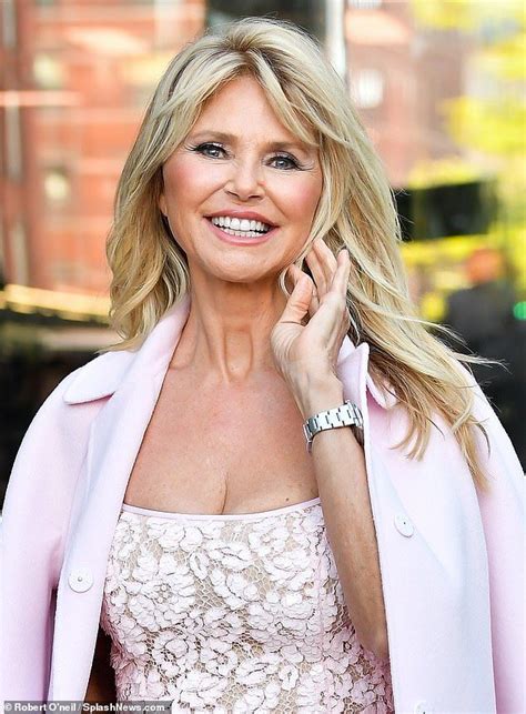 Christie Brinkley 68 Reveals The Secret To Her Ageless Looks Daily Mail Online Beautiful Old